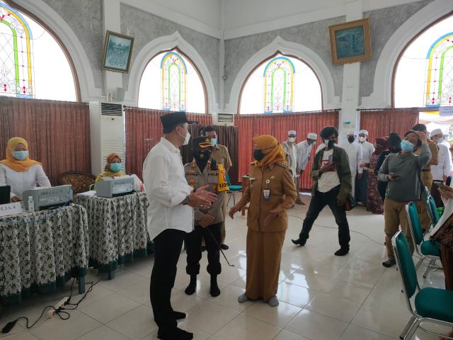 Kapolres Tanjung Perak Bersama Walikota Surabaya Pantau Vaksinasi