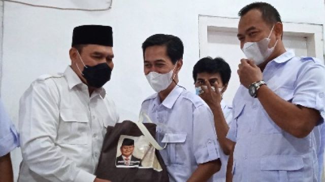Jelang Lebaran Partai Gerindra Surabaya Bagikan Tali Asih 