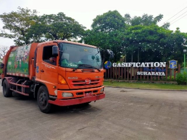 Atasi Bau Sampah, DLH Surabaya Tambah Armada Truk Compactor