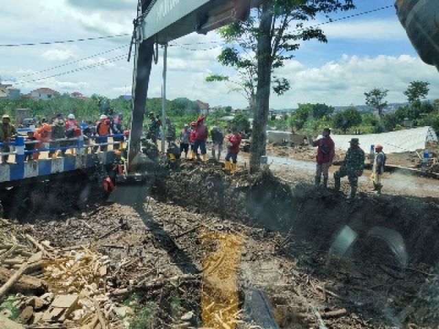 Satgas PU dan BPB Linmas Surabaya Bersihkan Material Dampak Longsor di Batu