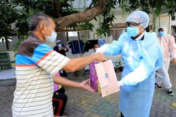 Eri Semangati Warga yang Isolasi Mandiri di Rumah Sehat dan RSLT