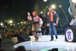 Lima Kepala Daerah Fashion Show Batik Di Karnaval Nang Tunjungan