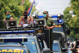 Tim Gabungan Semprot Cairan Penangkal Corona Fi Jalan Raya Lamongan