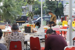 Ini Alasan Wali Kota Risma Lebih Memilih Berkantor di Posko Halaman Balai K