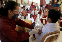 Pemkot Gelar Vaksinasi Di Puluhan SMP Surabaya