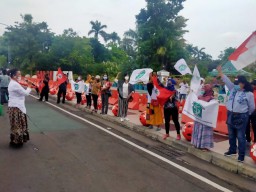 Aksi Damai Para Emak Bela Risma
