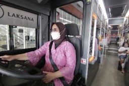 Peringati Hari Kartini, Driver Suroboyo Bus Kenakan Pakaian Kebaya