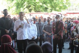 Wali Kota Eri Cahyadi Dampingi Presiden Jokowi Salurkan Bantuan PKH