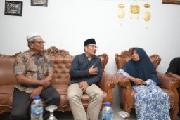 Ridwan Kamil Sambangi Keluarga Ikhsan Pelajar Yang Hanyut