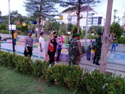 Alun-Alun Kabupaten Lamongan Disisir Petugas Gabungan