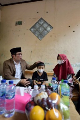Gubernur Rudwan Kamil Kunjungi Korban Kecelakaan Di Bekasi