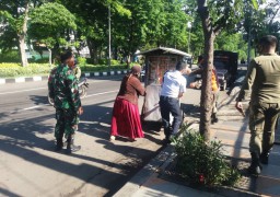 Dikawal Aparat Koramil, Satpol PP Tertibkan PKL di Pabean