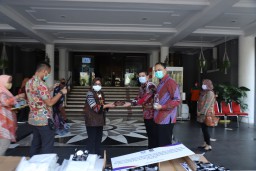 Unilever Bantu Ribuan PCR hingga Fasilitas Cuci Tangan ke Pemkot Surabaya