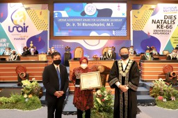 Wali Kota Risma Terima Penghargaan Lifetime Achievement Award for Goverment