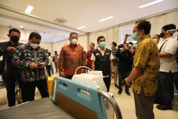 Pemkot Surabaya Gelar Vaksinasi Massal untuk Nakes