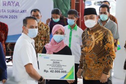 BPJAMSOSTEK se-Surabaya Berikan Bantuan 8,1 Ton Beras kepada Buruh
