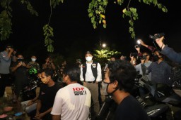 Cak Eri Bersama Forkpimda Ajak Pelanggar Prokes Ke Makam Covid