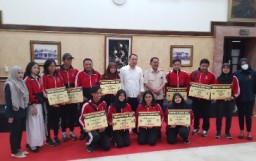 Wali Kota Eri Serahkan Bonus Atlet Porprov Jatim