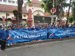 DPC Partai Demokrat Surabaya Geruduk PN Surabaya Lawan PK Moeldoko
