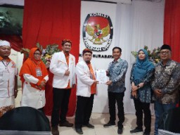 PKS Surabaya Daftar Bacaleg ke KPU Naik Becak dan Odong-odong