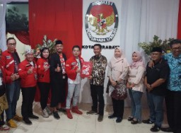 PSI Kota Surabaya Resmi Daftarkan 50 Bacaleg Bertemakan Kirab Budaya