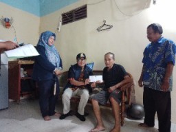 Lurah Tambak Wedi Salurkan Bantuan dari Baznaz Surabaya