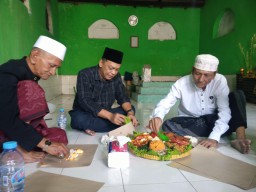 Anas Karno Ziarah ke Makam Cucu Sunan Kalijaga di Nginden Lestarikan Kearifan Lokal