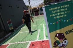 Warga Surabaya Hias Kampung Bertemakan Sepak Bola