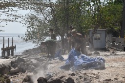 Usai Direlokasi ke SIB, Pemkot Surabaya Mulai Bersihkan Sampah Sisa Lapak PKL Pantai Kenjeran