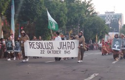 Wali Kota Eri Gelorakan Semangat Kemerdekaan Lewat Parade Surabaya Juang