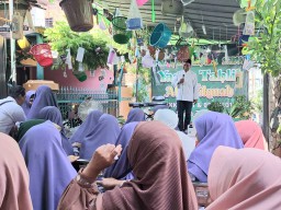 Anas Karno Disambut Ratusan Ibu-Ibu Yasinta Al Hikma di Nginden