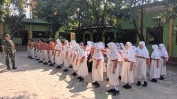 Baninsa Kebomas Latih Baris Berbaris Siswa Sekolah Dasar Bentuk Kedisiplinan