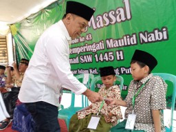Anas Karno Hadiri Khitanan Massal di Gebang Putih