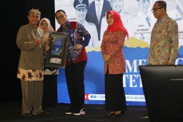 Raih 3 Penghargaan Pemkot Surabaya Sukses Tekan Kemiskinan dan Stunting di Jawa Timur