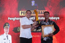Walikita Eri Serahkan Penghargaan Proklim 2023 kepada 11 Kampung