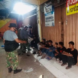 Gelar Operasi Penyisiran, Satpol PP Surabaya Amankan Remaja saat Pesta Miras