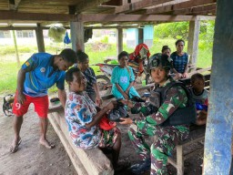 Satgas Yonif 122/TS Berikan Layanan Kesehatan Gratis Dan Sembako Kepada Warga Binaan 