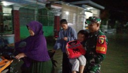 Para Babinsa Koramil 0817/10 Benjeng Tanggap Bencana Banjir, Bantu Proses Pengungsian Para Warga