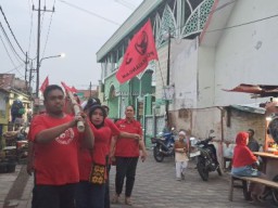 Bendera PDI Perjuangan Berkibar di Perkampungan Kota Surabaya. Kader Intens Turun ke Masyarakat