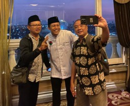 Antusiasme Kader PDIP Minta Selfie Bareng Abdul Ghoni Mukhlas Ni’am