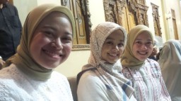 Tiga Putri Pasangan Capres-Cawapres Kompak Ngaji ke Gus Iqdam
