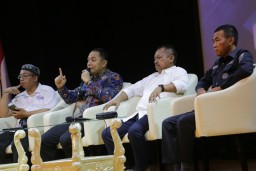 Hadiri FGD SMSI Surabaya, Wali Kota Eri Ajak Ratusan Pelajar Bijak Gunakan Media Sosial