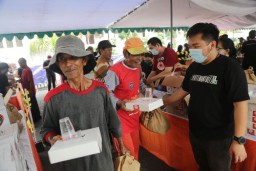 Gereja Mawar Sharon Bagikan Ribuan Paket Sembako, Wali Kota Eri: Surabaya Kota Toleransi