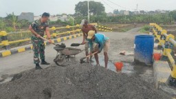 Babinsa Koramil Menganti Bersama Warga Binaan Bantu Langdung Pembangunan TPT