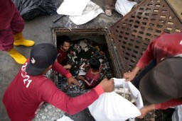 Bangunan Rumah Tutupi Saluran, Warga Dukuh Kupang Surabaya Bersedia Dibongkar demi Penanganan Banjir