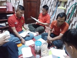 Petugas KPPS Tambak Wedi Serentak Bagikan C Pemberitahuan Sesuai DPT Sejak 9 Pebruari 2024