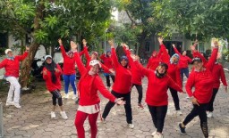 Beri Bantuan Baju Seragam Senam ke Emak-Emak Kenjeran, Abdul Ghoni: Perkuat Imun dengan Olahraga Pagi