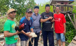 Abdul Ghoni Beri Bantuan Unggas dan Telur ke Warga Margorejo Pacu Mandiri Wirausaha