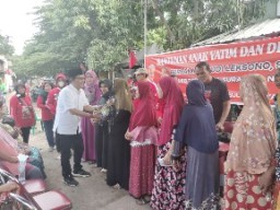 Budi Leksono Santuni Puluhan Anak Yatim dan 100 Lansia di Jalan Lamongan Dipo Surabaya
