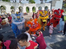 Atraksi Barongsai Hibur Warga Raffles Garden Citraland